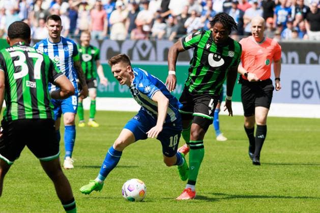 Marvin Wanitzek Karlsruher SC, 10 in duel against Bright Arrey Mbi Hannover 96, 04 GER, Karlsruher SC KSC vs Hannover 96 H96 , Soccer, Men, Men, 2 Bundesliga, Matchday 33, Season 2023 2024, 12 05 2024 DFL DFB REGULATIONS PROHIBIT ANY USE OF PHOTOGRAPHS AS IMAGE SEQUENCES AND OR QUASI VIDEO GER, Karlsruher SC KSC vs Hannover 96 H96 , Football, Men, Men, 2 Bundesliga, 33 Matchday, Season 2023 2024, 12 05 2024 Karlsruhe Copyright: xEibnerxPressefoto OliverxSchmidtx EP_OST