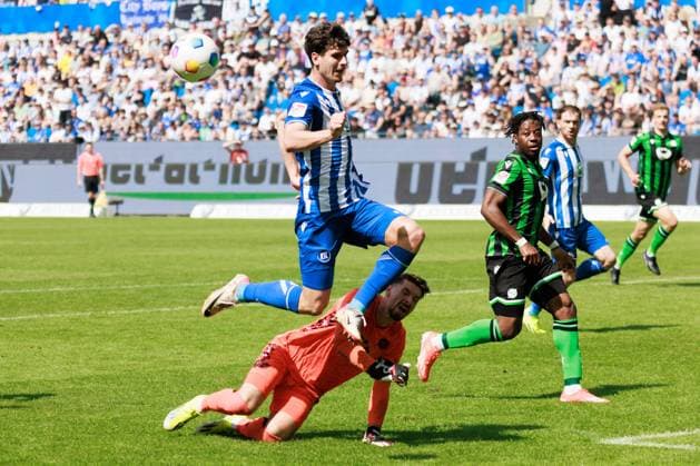 Goal chance Igor Matanovic Karlsruher SC, 09 vs Ron Robert Zieler Hannover 96, 01 GER, Karlsruher SC KSC vs Hannover 96 H96 , Soccer, Men, Men, 2 Bundesliga, Matchday 33, Season 2023 2024, 12 05 2024 DFL DFB REGULATIONS PROHIBIT ANY USE OF PHOTOGRAPHS AS IMAGE SEQUENCES AND OR QUASI VIDEO GER, Karlsruher SC KSC vs Hannover 96 H96 , Football, Men, Men, 2 Bundesliga, 33 Matchday, Season 2023 2024, 12 05 2024 Karlsruhe Copyright: xEibnerxPressefoto OliverxSchmidtx EP_OST