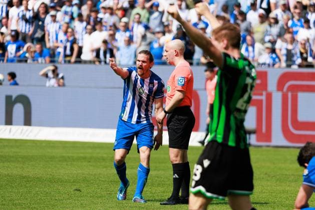 Sebastian Jung Karlsruher SC, 02 is disappointed disappointed, dissatisfied with referee Nicolas Winter, angry angry, emotions, anger, sadness GER, Karlsruher SC KSC vs Hannover 96 H96 , Football, Men, Men, 2 Bundesliga, 33 Matchday, Season 2023 2024, 12 05 2024 DFL DFB REGULATES PROHIBIT ANY USE OF PHOTOGRAPHS AS IMAGE SEQUENCES AND OR QUASI VIDEO GER, Karlsruher SC KSC vs Hannover 96 H96 , Football, Men, Men, 2 Bundesliga, 33 Matchday, Season 2023 2024, 12 05 2024 Karlsruhe Copyright: xEibnerxPressefoto OliverxSchmidtx EP_OST