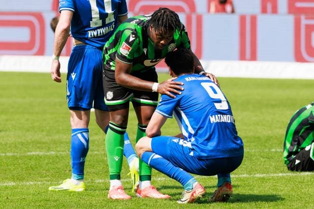 Igor Matanovic Karlsruher SC, 09 is disappointed disappointed, dissatisfied, angry angry, emotions, anger, sadness, is by Bright Arrey Mbi Hannover 96, 04 getroestet GER, Karlsruher SC KSC vs Hannover 96 H96 , Football, Men, Men, 2 Bundesliga, 33 Matchday, Season 2023 2024, 12 05 2024 DFL DFB REGULATIONS PROHIBIT ANY USE OF PHOTOGRAPHS AS IMAGE SEQUENCES AND OR QUASI VIDEO GER, Karlsruher SC KSC vs Hannover 96 H96 , Football, Men, Men, 2 Bundesliga, 33 Matchday, Season 2023 2024, 12 05 2024 Karlsruhe Copyright: xEibnerxPressefoto OliverxSchmidtx EP_OST