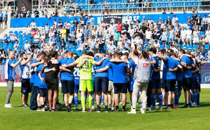 The players of KSC after the match in the circle GER, Karlsruher SC KSC vs Hannover 96 H96 , Soccer, Men, Men, 2 Bundesliga, Matchday 33, Season 2023 2024, 12 05 2024 DFL DFB REGULATIONS PROHIBIT ANY USE OF PHOTOGRAPHS AS IMAGE SEQUENCES AND OR QUASI VIDEO GER, Karlsruher SC KSC vs Hannover 96 H96 , Football, Men, Men, 2 Bundesliga, 33 Matchday, Season 2023 2024, 12 05 2024 Karlsruhe Copyright: xEibnerxPressefoto OliverxSchmidtx EP_OST