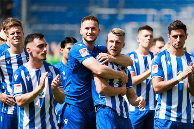 The Karlsruhe players thank the fans, positive emotions GER, Karlsruher SC KSC vs Hannover 96 H96 , Football, Men, Men, 2 Bundesliga, Matchday 33, Season 2023 2024, 12 05 2024 DFL DFB REGULATES PROHIBIT ANY USE OF PHOTOGRAPHS AS IMAGE SEQUENCES AND OR QUASI VIDEO GER, Karlsruher SC KSC vs Hannover 96 H96 , Football, Men, Men, 2 Bundesliga, 33 Matchday, Season 2023 2024, 12 05 2024 Karlsruhe Copyright: xEibnerxPressefoto OliverxSchmidtx EP_OST