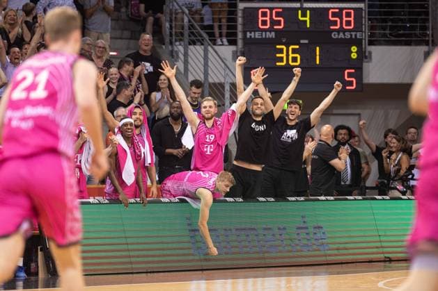 Cheers Telekom Baskets Bonn vs MHP Riesen Ludwigsburg Photo Jörn Wolter