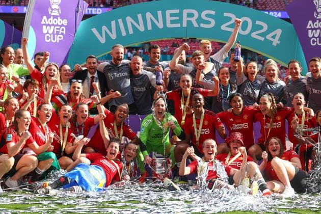 Bilder des Jahres 2024, Sport 05 Mai Sport Themen der Woche KW19 Sport Bilder des Tages Women™s FA Cup Final 12 May 2024, London - Women™s FA Cup Final - Manchester United, ManU v Tottenham Hotspur Women - Manchester United Women celebrate with the trophy - Photo: Charlotte Wilson Offside. London UK *** FA-Cup-Finale der Frauen 12. Mai 2024, London FA-Cup-Finale der Frauen Manchester United gegen Tottenham Hotspur Women Manchester United Women feiern mit der Trophäe Foto Charlotte Wilson Offside London UK  Copyright: xCharlottexWilsonx xOffsidexOffside