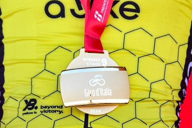 Sport Bilder des Tages Kooij Olav win the Tappa 9 - Avezzano-Napoli of Giro d Italia 2024 during Stage 9 - Avezzano-Napoli, Giro d Italia race in Napoli, Italy, May 12 2024  Copyright: xAndreaxAmato IPAxSportx xipa-agex xx IPA_45989173 IPA_Agency_IPA45989173