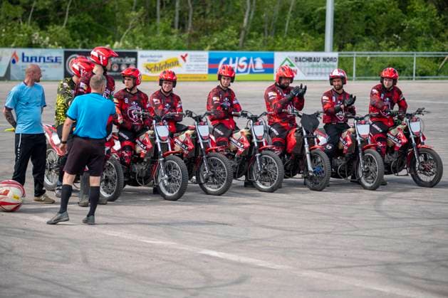 Halle, Germany 13 April 2024 Motoball Bundesliga Nord 2023 2024 1 MBC 70 90 Halle Neustadt vs MSC Jarmen The team from Jarmen takes up position Motoball Stadium Saxony Anhalt Copyright: xFotostandx xBallaschx