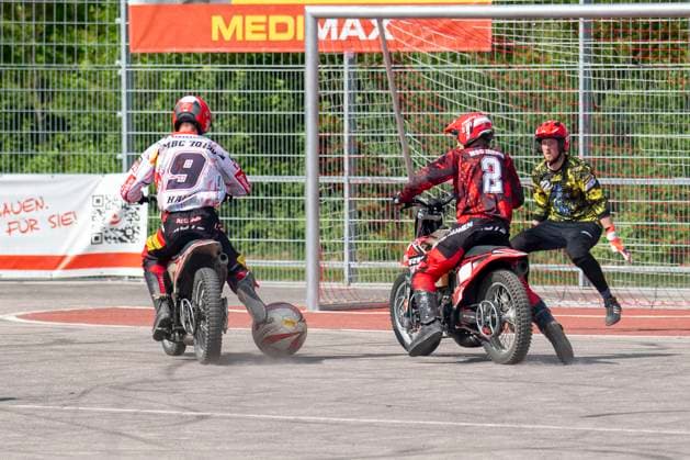 Halle, Germany 13 April 2024 Motoball Bundesliga Nord 2023 2024 1 MBC 70 90 Halle Neustadt vs MSC Jarmen from left Benjamin Walther Halle , Til Schumann Jarmen and goalkeeper John Renner Jarmen Motoball Stadion Sachsen Anhalt Copyright: xFotostandx xBallaschx
