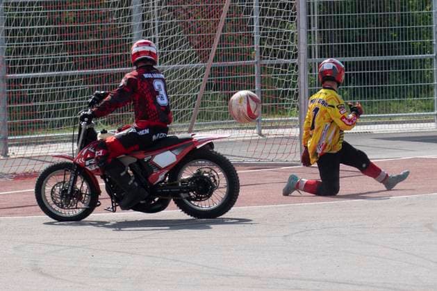 Halle, Germany 13 April 2024 Motoball Bundesliga Nord 2023 2024 1 MBC 70 90 Halle Neustadt vs MSC Jarmen v li Robert Vaegler Jarmen scores the goal for 1 0 and goalkeeper Michael Quente Halle Motoball Stadion Sachsen Anhalt Copyright: xFotostandx xBallaschx