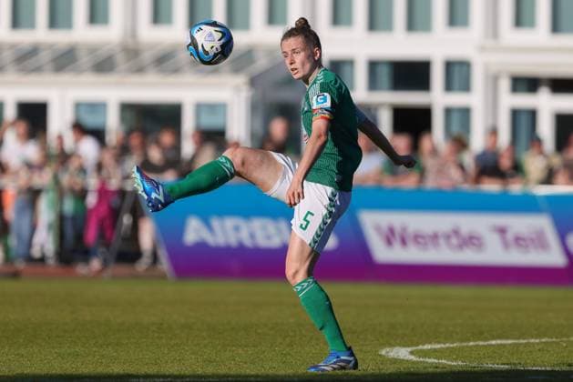 from left Michelle Ulbrich SV Werder Bremen, 5 on the ball, cropped image, single image, full body, action, action, game scene, THE DFB REGULATIONS PROHIBIT ANY USE OF PHOTOGRAPHS AS IMAGE SEQUENCES AND OR QUASI VIDEO , 12 05 2024, Bremen Germany , Football, Google Pixel Womens Bundesliga, SV Werder Bremen VfL Wolfsburg xobx