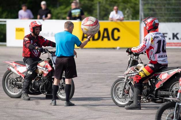 Halle, Germany 13 April 2024 Motoball Bundesliga Nord 2023 2024 1 MBC 70 90 Halle Neustadt vs MSC Jarmen v li Miguel Gomez Jarmen and Enroco Wochatz Halle Motoball Stadion Sachsen Anhalt Copyright: xFotostandx xBallaschx