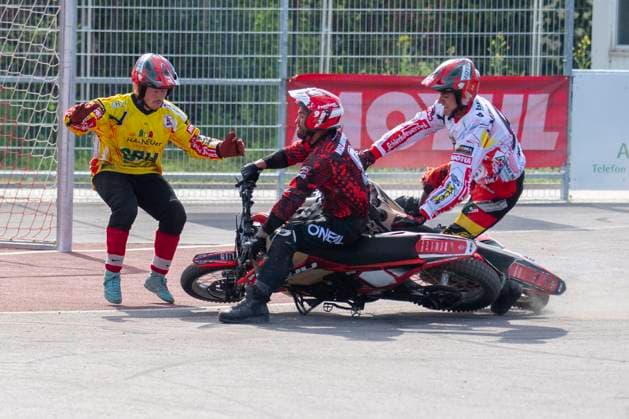 Halle, Germany 13 April 2024 Motoball Bundesliga Nord 2023 2024 1 MBC 70 90 Halle Neustadt vs MSC Jarmen from left Goalkeeper Michael Quente Halle ,Miguel Gomez Jarmen and Benjamin Walther Halle Motoball Stadion Sachsen Anhalt Copyright: xFotostandx xBallaschx