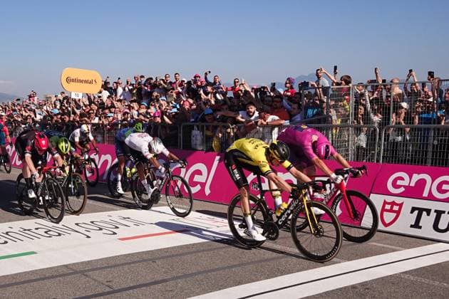 Sport Bilder des Tages Radsport, Giro d Italia, 9. Etappe Kooij Olav (Team Visma Lease Bike) and Jonathan Milan (Lidl-Trek) to the finish line during the stage 9 of the of the Giro d Italia from Avezzano to Napoli,May 12, 2024 Italy. Massimo Paolone LaPresse  Copyright: xMassimoxPaolone xLaPressex