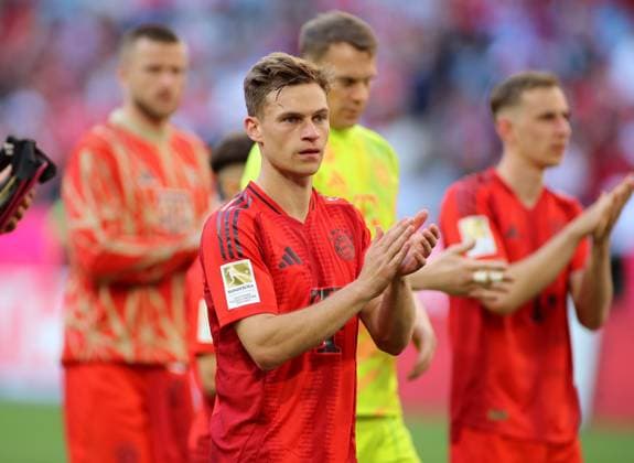 Munich, Germany 12 May 2024 Football, Men, Bundesliga, Season 2023 2024, FC Bayern Munich VFL Wolfsburg, Allianz Arena Joshua Kimmich FC Bayern Munich Applause, cold applause after the match in front of the south curve DFB, DFL regulations prohibit any use of photographs as image sequences and or quasi video