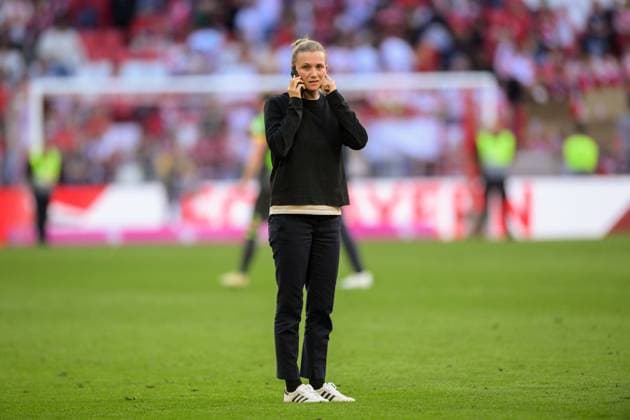 Fußball, 1. Bundesliga, 20240512, FC Bayern München - VfL Wolfsburg. Im Bild Leiterin Teammanagement des FC Bayern München Kathleen KRÜGER am Telefon Schlusspfiff. München Allianz Arena Bayern Deutschland *** Soccer, 1 Bundesliga, 20240512, FC Bayern Munich VfL Wolfsburg In the picture Head of Team Management of FC Bayern Munich Kathleen KRÜGER on the phone at the final whistle Munich Allianz Arena Bayern Germany Copyright: Passion2Press MarkusxFischerx