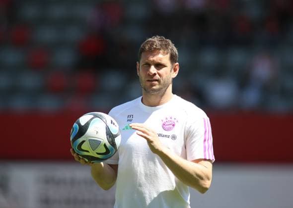 Munich, Germany 12 May 2024 Soccer, WOMEN, GOOGLE PIXEL WOMEN BUNDESLIGA, Season 2023 2024, FC Bayern Munich 1 FC Nuremberg, Campus Moritz, Volz, Co Coach FC Bayern Munich with a ball in his hand
