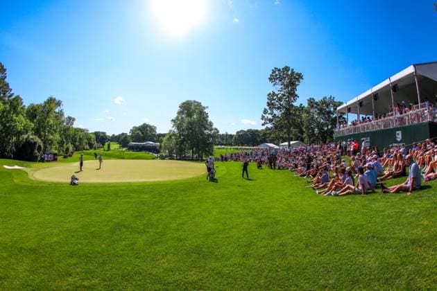 CHARLOTTE, NC - MAY 12: Fans watch Rory McIlroy and Xander Schauffele on the 13th green during the final round of the Wells Fargo Championship at Quail Hollow Club on May 12, 2024 in Charlotte, North Carolina. (Photo by David Jensen Icon Sportswire) GOLF: MAY 12 PGA, Golf Herren Wells Fargo Championship EDITORIAL USE ONLY Icon240512024