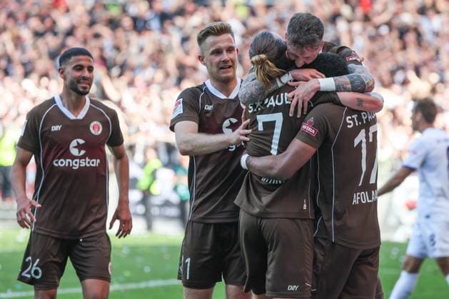 2. Bundesliga - FC St. Pauli - VfL Osnabrück am 12.05.2024 im Millerntor-Stadion in Hamburg Jubel, Torjubel, Torschuetze, Torschütze Marcel Hartel (St. Pauli 10) jubelt nach seinem Tor zum 3 zu 0 mit Jackson Irvine (St. Pauli 7) und Oladapo Afolayan (St. Pauli 17) *** 2 Bundesliga FC St Pauli VfL Osnabrück on 12 05 2024 at Millerntor Stadion in Hamburg Cheers, goal celebration, goal scorer, goal scorer Marcel Hartel St Pauli 10 cheers after his goal for 3 to 0 with Jackson Irvine St Pauli 7 and Oladapo Afolayan St Pauli 17 MH