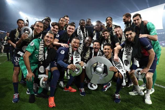 Bilder des Jahres 2024, Sport 05 Mai Sport Themen der Woche KW19 Fußball, Paris St. Germain - FC Toulouse PSG players celebrate with the Ligue 1 trophy after the Ligue 1 match between Paris Saint Germain and Toulouse FC at Parc Des Princes on May 12, 2024 in Paris, France. ( Photo by Franck Fife Pool Panoramic ) - FOOTBALL : PSG vs Toulouse - Ligue 1 - 12 05 2024 FedericoPestellini Panoramic 