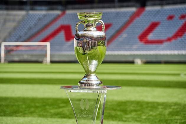 Henri-Delaunay-Pokal der UEFA EURO 2024 in der Allianz Arena in München