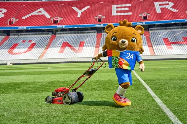 Das Maskottchen der UEFA EURO 2024, ein Teddybär der Albärt heißt. Maskottchen der Europameisterschaft mäht symbolisch den Rasen des Spielfeldes der Allianzarena in München