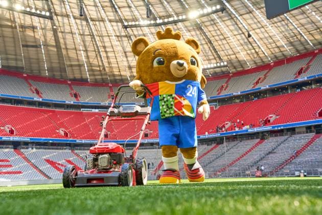 Das Maskottchen der UEFA EURO 2024, ein Teddybär der Albärt heißt. Maskottchen der Europameisterschaft mäht symbolisch den Rasen des Spielfeldes der Allianzarena in München