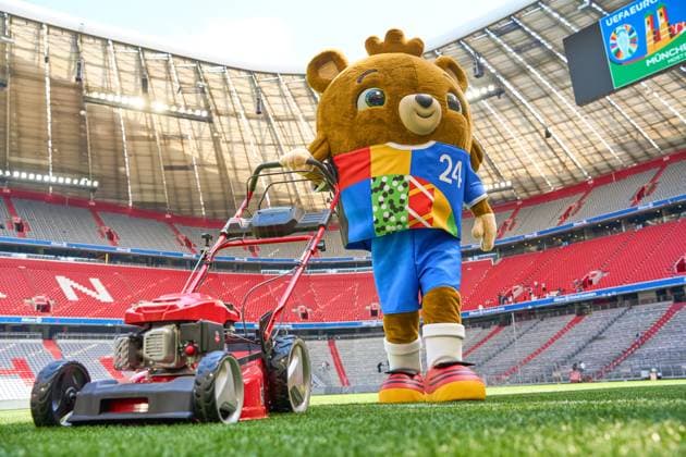 Das Maskottchen der UEFA EURO 2024, ein Teddybär der Albärt heißt. Maskottchen der Europameisterschaft mäht symbolisch den Rasen des Spielfeldes der Allianzarena in München
