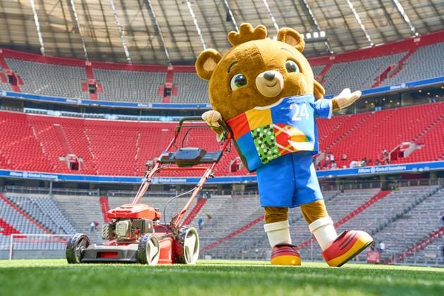 Das Maskottchen der UEFA EURO 2024, ein Teddybär der Albärt heißt. Maskottchen der Europameisterschaft mäht symbolisch den Rasen des Spielfeldes der Allianzarena in München