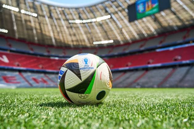 Symbolbild, EURO 2024 offizieller Fußball Spielball von Sportausrüster Adidas auf dem Spielfeld der Allianz Arena in München. Fußball-Europameisterschaft 2024