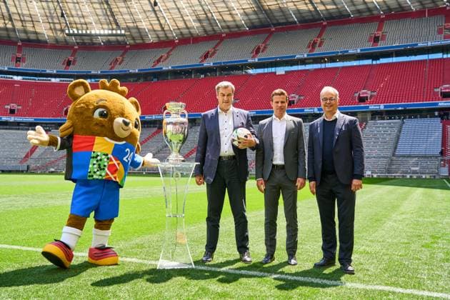 Ministerpräsident Dr. Markus Söder (CSU) zusammen mit FIFA Schiedsrichter Felix Brych auf dem Fußball Spielfeld der Allianz Arena in München, neben dem Henri-Delaunay-Pokal der UEFA EURO 2024
