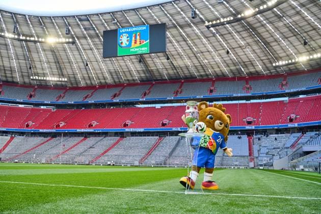 Themenbild Fußball EURO 2024: Maskottchen der Europameisterschaft Albärt steht auf dem Spielfeld der Allianz Arena zusammen mit dem offiziellen Spielball von Adidas und dem Henri-Delaunay-Pokal der UEFA EURO 2024
