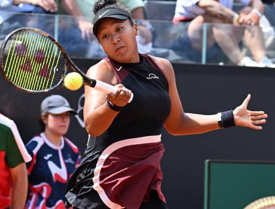 (240513) -- ROME, May 13, 2024 -- Osaka Naomi of Japan hits a return to Zheng Qinwen of China during the women s singles round of 16 match at the WTA, Tennis Damen Italian Open in Rome, Italy, May 13, 2024. (Photo by Xinhua) (SP)ITALY-ROME-TENNIS-WTA-ITALIAN OPEN AlbertoxLingria 