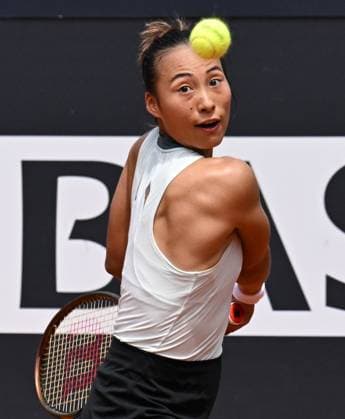 (240513) -- ROME, May 13, 2024 -- Zheng Qinwen of China hits a return to Osaka Naomi of Japan during the women s singles round of 16 match at the WTA, Tennis Damen Italian Open in Rome, Italy, May 13, 2024. (Photo by Xinhua) (SP)ITALY-ROME-TENNIS-WTA-ITALIAN OPEN AlbertoxLingria 