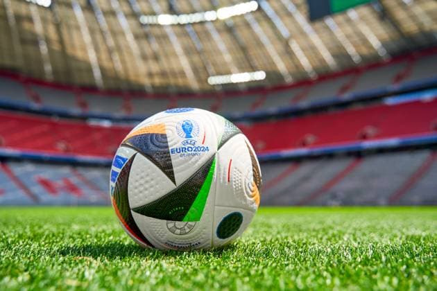 Themenbild UEFA EURO 2024: Spielball zur Fußball Europameisterschaft auf dem Spielfeld Rasen in der Allianz Arena in München