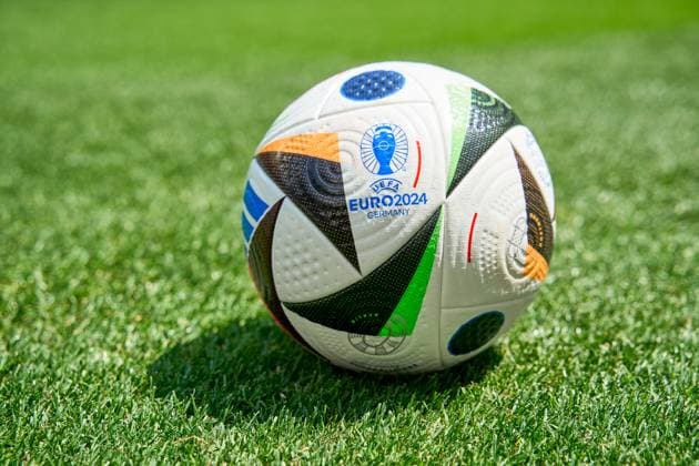 Themenbild UEFA EURO 2024: Spielball zur Fußball Europameisterschaft auf dem Spielfeld Rasen in der Allianz Arena in München