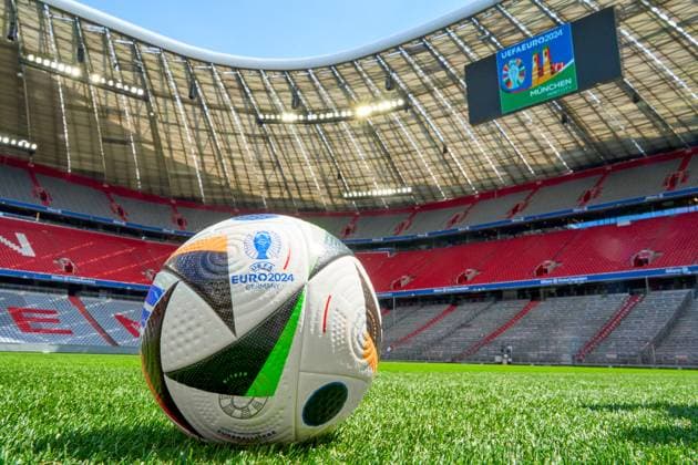 Themenbild UEFA EURO 2024: Spielball zur Fußball Europameisterschaft auf dem Spielfeld Rasen in der Allianz Arena in München
