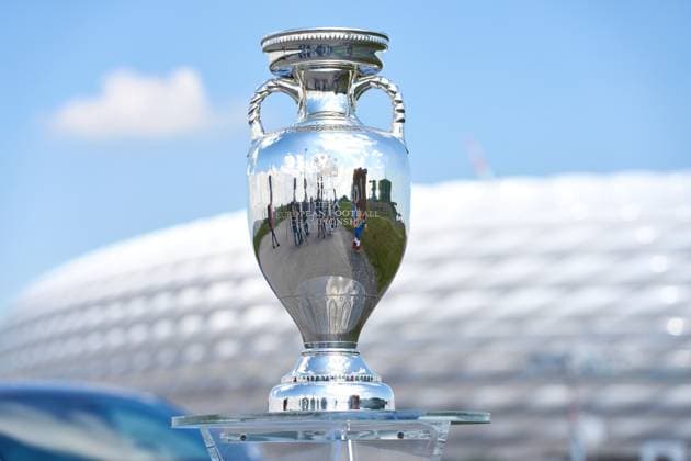 Der Siegerpokal der Fußball Europameisterschaft, Henri-Delaunay-Pokal der UEFA EURO 2024 vor der Allianz Arena in München