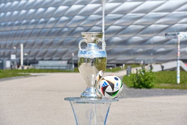 Der Siegerpokal der Fußball Europameisterschaft, Henri-Delaunay-Pokal der UEFA EURO 2024 vor der Allianz Arena in München