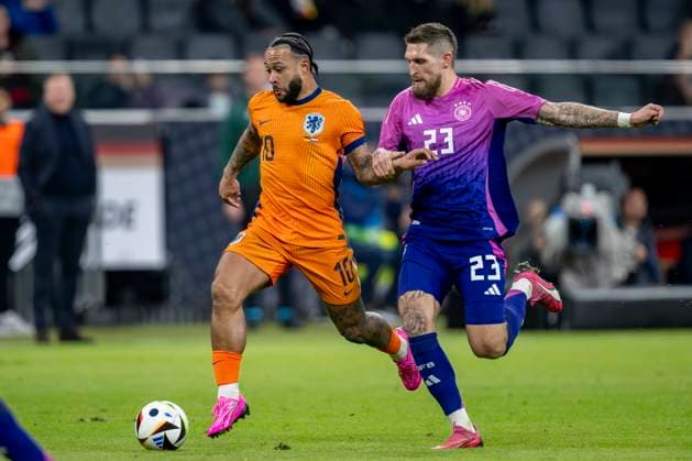 Soccer national team, season 2023 2024, international match Germany Netherlands on 26 03 24 at the Deutsche Bank Park in Frankfurt Hesse Memphis Depay Netherlands l and Germanys Robert Andrich fight for the ball DFB REGULATIONS PROHIBIT ANY USE OF PHOTOGRAPHS AS IMAGE SEQUENCES AND OR QUASI VIDEO Copyright: xKirchner DavidxInderliedx