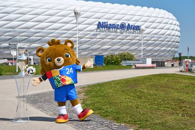 Maskottchen Albärt der Fußball-EM UEFA EURO 2024 mit dem Spielball von Adidas und dem Henri-Delaunay-Pokal vor der Allianz Arena in München
