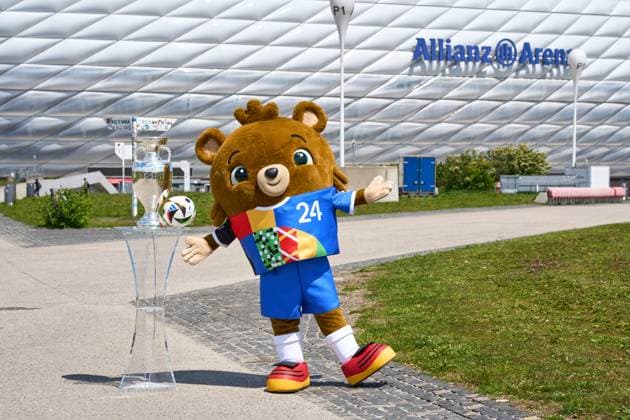 Maskottchen Albärt der Fußball-EM UEFA EURO 2024 mit dem Spielball von Adidas und dem Henri-Delaunay-Pokal vor der Allianz Arena in München