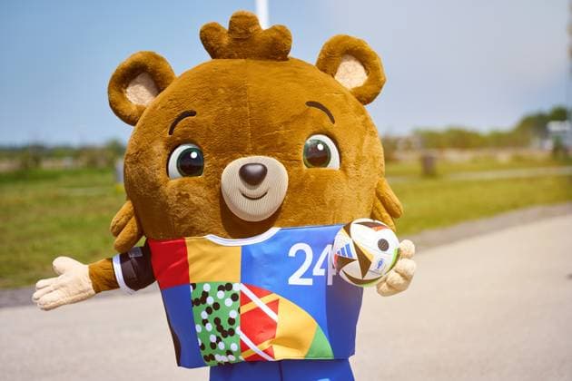 Das offizielle Maskottchen der UEFA EURO 2024 Albärt mit offiziellem Adidas Fußball bzw. Spielball in der Hand
