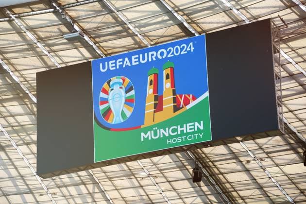 Anzeigetafel in der Allianz Arena mit dem Logo der UEFA Euro 2024 (Europameisterschaft im Fußball) und dem Schriftzug München Host City , als Symbol für den Austragungsort