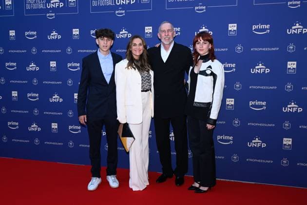 Eric Roy and his family attend the UNFP Trophy Awards 2024 at Pavillon d Armenonville on May 13, 2024 in Paris, France. ( Photo by federico pestellini panoramic ) - FOOTBALL : Tapis rouge des Trophees UNFP - Paris - 13 05 2024 FedericoPestellini Panoramic 