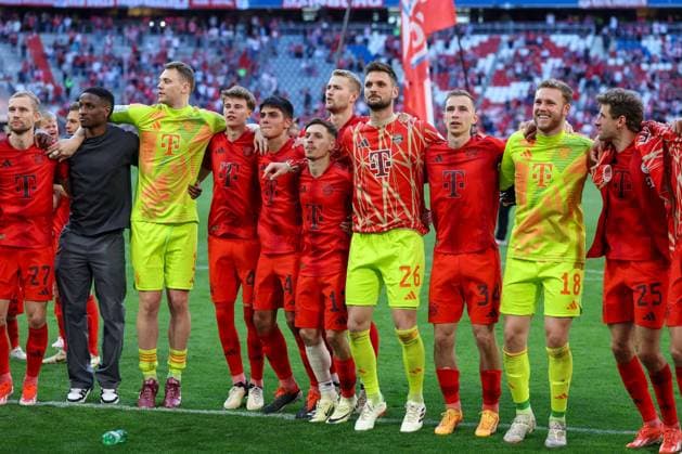 Konrad Laimer 27 FC Bayern Muenchen , Bouna Sarr 20 FC Bayern Muenchen , Manuel Neuer 1 FC Bayern Muenchen , Matteo Perez Vinlöf 41 FC Bayern Muenchen , Bryan Zaragoza 17 FC Bayern Muenchen , Sven Ulreich 26 FC Bayern Muenchen , Lovro Zvonarek 34 FC Bayern Muenchen , Daniel Peretz 18 FC Bayern Muenchen , Thomas Mueller 25 FC Bayern Muenchen with the fans after the match, FC Bayern Muenchen vs VfL Wolfsburg, Soccer, 1 Bundesliga, Matchday 33, 12 05 2024 DFB regulations prohibit any use of photographs as image sequences and or quasi video Muenchen Bayern Germany Copyright: xkolbert-press ChristianxKolbertx