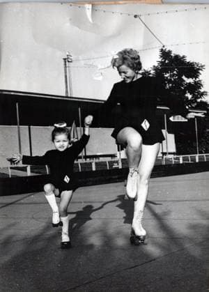 Archivbilder der Woche Sport KW19 July 7, 1955: Stuttgart, Germany: Three year old GABY and her mother HELENE KIENZLE BECK, the former world champion in rollerskating, and is a trainer for young skaters. Little Gaby is the youngest member of the Stuttgart Ice and Roller-skate Club. Gaby wears special roller-skates because the little enterprising girl will venture onto the ice. Stuttgart Germany - ZUMAk09_ 19550711_jtc_k09_571 Copyright: xKeystonexPressxAgencyx