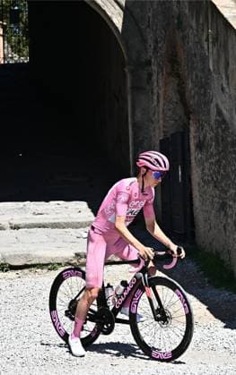 Radsport, Giro d Italia, 10. Etappe May 14, 2024, Pompei, ITALY: Slovenian rider Tadej Pogacar of Uae Team Emirates wearing the overall leader s pink jersey arrive for photo in Anfiteatro of Pompei prior the start of 107th 2024 Giro d Italia 10th stage of the 107 Giro d Italia 2024, cycling race over 142 km from Pompei to Cusano Mutri, Italy, 14 May 2024. ANSA LUCA ZENNARO Giro d Italia cycling tour - 10 stage  - ZUMAa110 20240514_zaf_a110_007 Copyright: xZenx