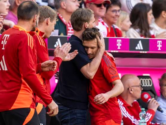 12 05 2024, Football 1 Bundesliga 2023 2024, Matchday 33, FC Bayern Munich VfL Wolfsburg, at the Allianz Arena Munich Bryan Zaragoza FC Bayern Munich is hugged by sports director Christoph Freund Bayern Munich during his substitution