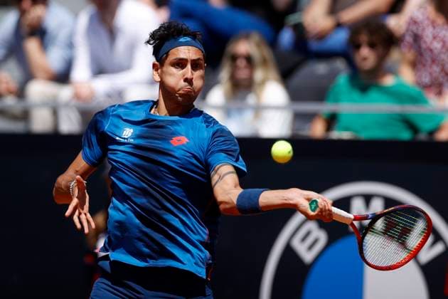 Tenis, Alejandro Tabilo vs Karen Khachanov Abierto de Roma 2024. El tenista chileno Alejandro Tabilo regresa la bola a Karen Khachanov durante el partido realizado en la cancha principal del foro italico en Roma, Italia. 14 05 2024 Matteo Ciambelli Photosport Tennis, Alejandro Tabilo vs Karen Khachanov. 2024 Rome Open tournament. Chile™s tennis player Alejandro Tabilo return the ball to against Karen Khachanov during the match of the Rome Open Tennis tournament in Rome, Italy. 14 05 2024 Matteo Ciambelli Photosport Alejandro Tabilo vs Karen Khachanov, Abierto de Roma 2024 
