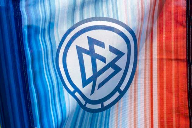 Fussball: 2. Frauen-Bundesliga, Saison 2023 2024, 24. Spieltag, SG 99 Andernach- 1. FFC Turbine Potsdam am 12.05.2024 im Andernach Stadion in Andernach. Logo des DFB auf einer Eckfahne. Wichtiger Hinweis: Gemaess den Vorgaben der DFL Deutsche Fussball Liga bzw. des DFB Deutscher Fussball-Bund ist es untersagt, in dem Stadion und oder vom Spiel angefertigte Fotoaufnahmen in Form von Sequenzbildern und oder videoaehnlichen Fotostrecken zu verwerten bzw. verwerten zu lassen. Foto: Kirchner-Media TH *** Football 2 Womens Bundesliga, Season 2023 2024, 24 Matchday, SG 99 Andernach 1 FFC Turbine Potsdam on 12 05 2024 at Andernach Stadium in Andernach Logo of the DFB on a corner flag Important notice According to the regulations of the DFL German Football League or the DFB German Football Association, it is prohibited to use or have used photographs taken in the stadium and or of the match in the form of sequential images and or video-like photo series Foto Kirchner Media TH Copyright: xKirchner-Media THx