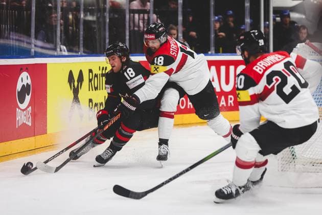 Ice hockey, Eishockey - IIHF WC 2024 PRAGUE,CZECH REPUBLIC,14.MAY.24 - ICE HOCKEY - IIHF Ice Hockey World Championship, WM, Weltmeisterschaft 2024, group stage, Austria vs Canada. Image shows Dawson Mercer (CAN) and Paul Stapelfeldt (AUT).  GEPAxpictures xDanielxGoetzhaber